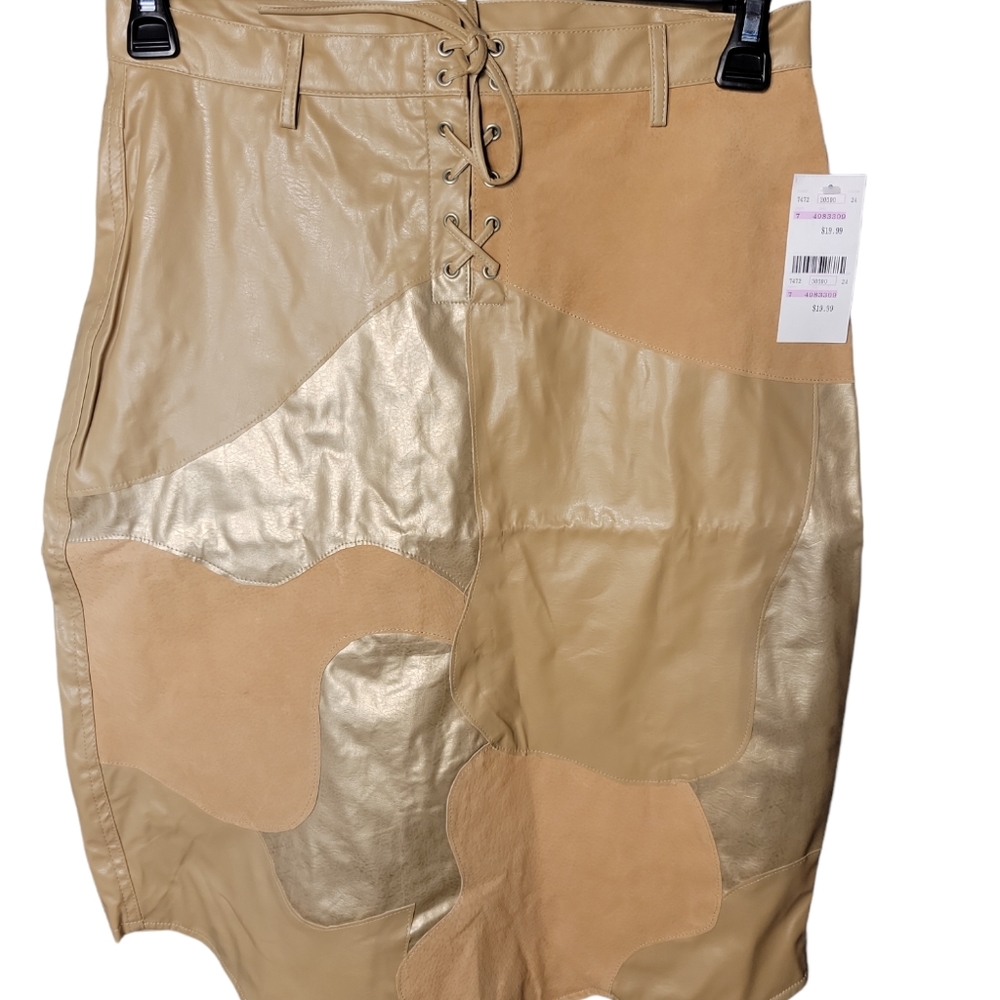 Outer Edge Woman's Size 9 Faux Leather Skirt